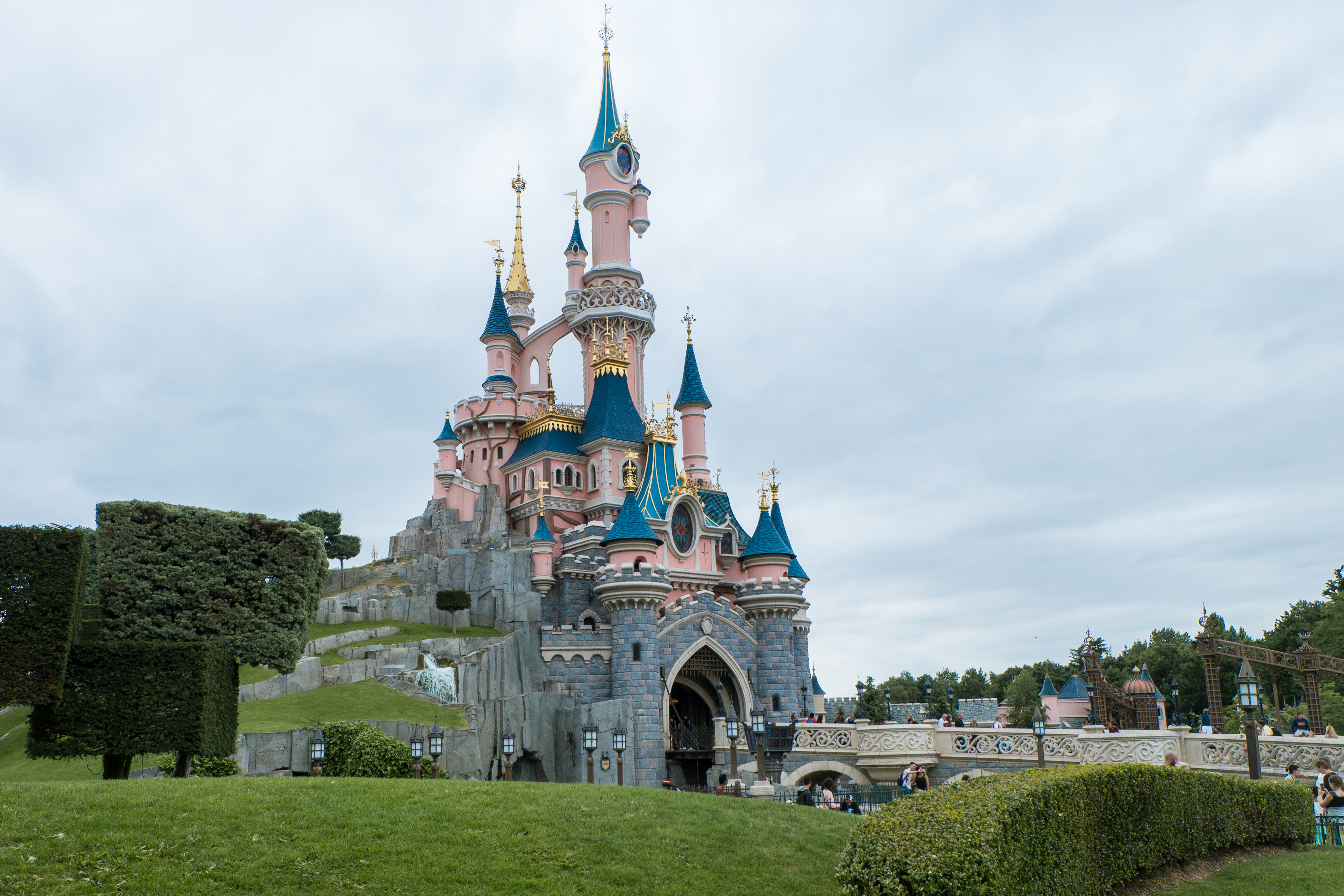 Замок диснейленд. Замок спящей красавицы Disneyland. Парижский Диснейленд замок спящей красавицы. Диснейленд Париж замок спящей красавицы внутри. Диснейленд Париж архитектура.